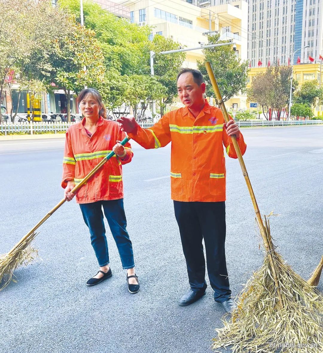 鄂州市市容环卫局城南所所长柯昌全——23年坚守“宁以一人脏换来万家净”.jpg